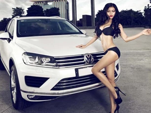 Siêu mẫu nội y nóng bỏng bên Volkswagen Touareg GP