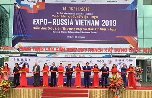 Phó Thủ tướng Trịnh Đình Dũng cắt băng khai mạc Expo- Russia Vietnam 2019. Ảnh: LV.