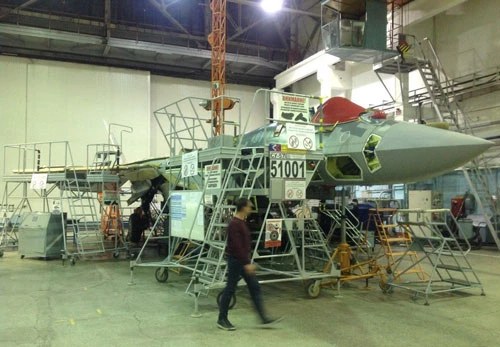 Máy bay chiến đấu thế hệ thứ năm Su-57 trong đợt sản xuất hàng loạt đầu tiên đã sẵn sàng để bàn giao cho lực lượng hàng không vũ trụ Nga, Thứ trưởng Bộ Quốc phòng Alexei Krivoruchko nói với các nhà báo ngày 8/11.