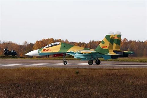 Vào cuối tháng 10/2019, hình ảnh chiếc tiêm kích Su-27UBK (phiên bản huấn luyện hai chỗ ngồi) của Không quân nhân dân Việt Nam bay thử tại sân bay Baranovichi của Belarus sau khi được Nhà máy sửa chữa máy bay số 558 hoàn thành đại tu, sửa chữa lớn đã được đăng tải.