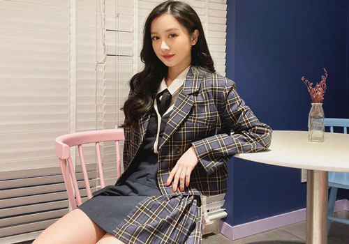 Jun Vũ được khen dù không diện đồ khoe vòng một