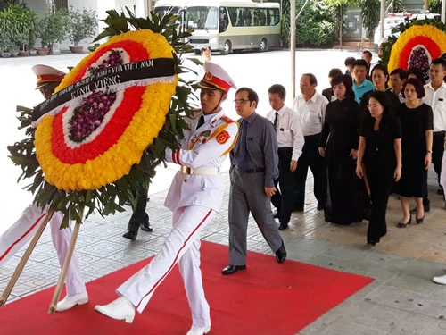 Phó Chủ tịch Thường trực kiêm Tổng Thư ký Tô Hoài Nam dẫn đầu đoàn dâng hương, đặt vòng hoa lễ viếng Chủ tịch nước. (Ảnh: Thế Hiển)