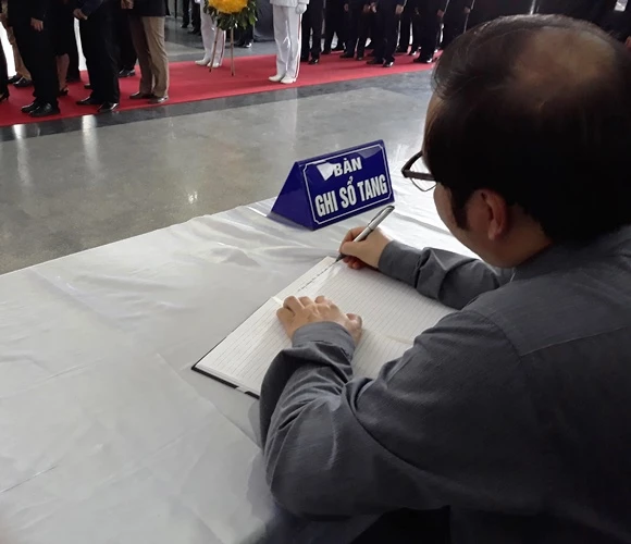 Phó Chủ tịch Thường trực kiêm Tổng Thư ký Tô Hoài Nam ghi vào sổ tang.