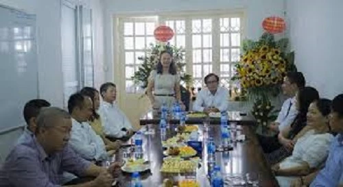 Bà Nguyễn Thị Bích Hường - Phó Tổng biên tập Tạp chí điện tử Doanh nghiệp Việt Nam chia sẻ tại cuộc gặp mặt. (Ảnh: Lê Loan)