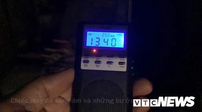 Máy đo "sóng âm" hiện thị bước sóng rất cao khi đưa đến một số vị trí trong nhà bà Nguyễn Thị Nở. Máy đo "sóng âm" hiện thị bước sóng rất cao khi đưa đến một số vị trí trong nhà bà Nguyễn Thị Nở.