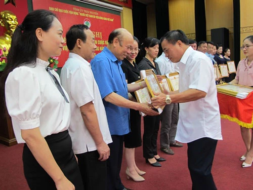 Đồng chí Bùi Xuân Hòa trao Bằng khen của UBND tỉnh cho các tập thể có thành tích xuất sắc trong thực hện CVĐ.
