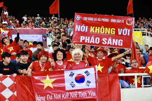 CĐV đốt pháo sáng trên SVĐ Mỹ Đình bị tạm giữ