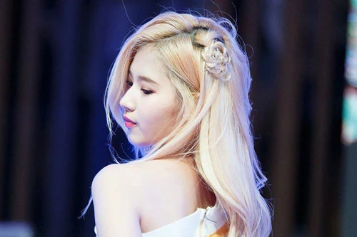 Sana (TWICE): Ngay từ khi tham gia chương trình thực tế Sixteen, Sana đã gây ấn tượng với khán giả nhờ ngoại hình xinh xắn và nét tính cách dễ thương. Sau khi debut, nữ idol người Nhật Bản còn được yêu mến nhờ khả năng nói tiếng Hàn trôi chảy và sức hút trái ngược mỗi khi trình diễn trên sân khấu.