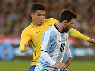 Thiago Silva tố Messi gian xảo, cố điều khiển trọng tài