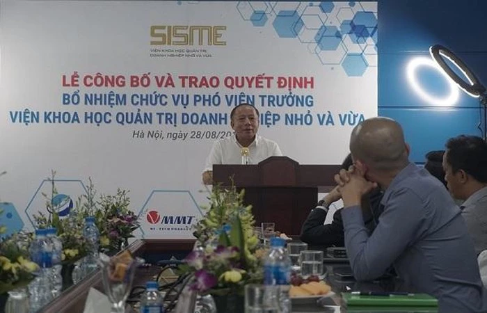 Chủ tịch Nguyễn Văn Thân đã trao quyết định bổ nhiệm chức vụ Phó Viện trưởng SISME cho ông Nguyễn Kim Hùng Chủ tịch Nguyễn Văn Thân trao quyết định bổ nhiệm chức vụ Phó Viện trưởng SISME cho ông Nguyễn Kim Hùng