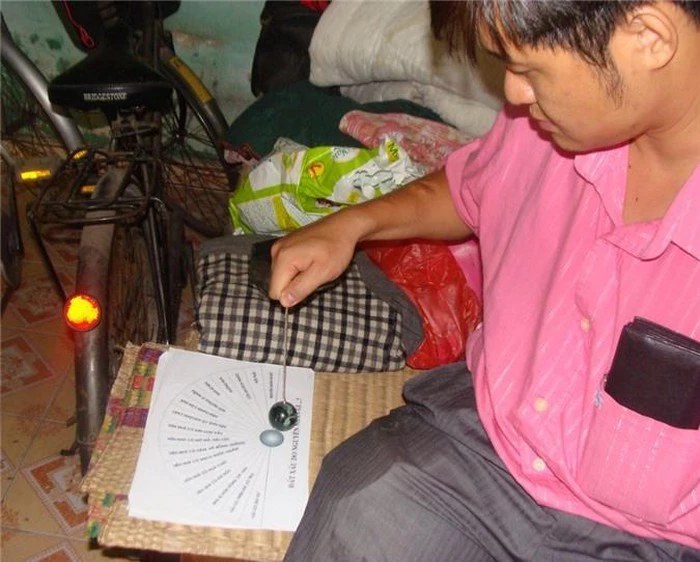 Nhà phong thủy Hoàng Triệu Hải đo "tia đất" ở khu vực đặt giường ngủ và phát hiện ra nhiều bất thường. Nhà phong thủy Hoàng Triệu Hải đo "tia đất" ở khu vực đặt giường ngủ và phát hiện ra nhiều bất thường.