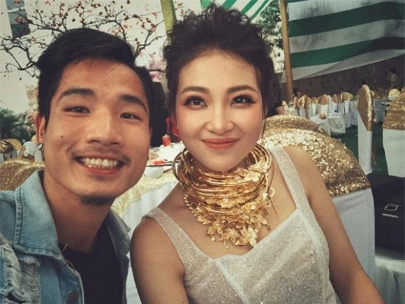 Bầu vượt mặt sắp đẻ nhưng cô dâu "đeo 200 cây vàng" ở Nam Định vẫn đẹp mơn mởn hút mắt người nhìn - Ảnh 1.