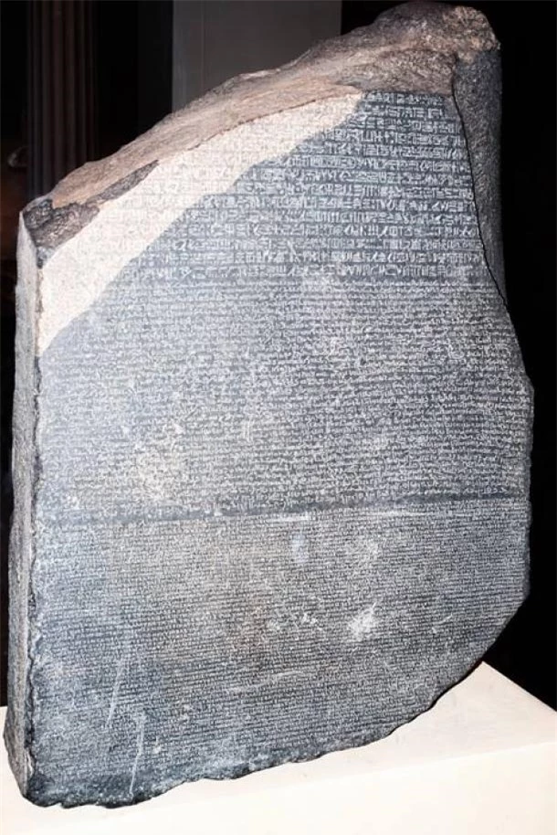 Phiến đá Rosetta trưng bày tại Bảo tàng Anh. Ảnh: History.
