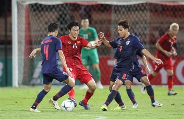 HLV Kiatisuk chê lối chơi của đội tuyển Việt Nam - 2