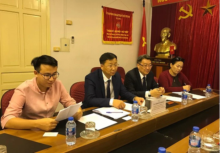 Phái đoàn Mông Cổ lắng nghe lãnh đạo VINASME chia sẻ kinh nghiệm hỗ trợ DNNVV.