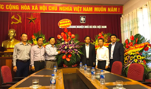 Trung ương  MTTQ Việt Nam tặng hoa chúc mừng Hiệp hội DNNVV VN nhân Ngày Doanh nhân Việt Nam 13/10