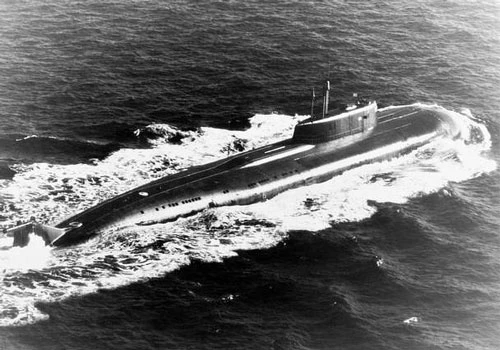 Được biết đây là hai tàu ngầm tấn công hạt nhân Đề án 945A Kondor, NATO định danh lớp Sierra II, thuộc Hạm đội Phương Bắc. Gần đây Nga đã tổ chức cuộc tập trận chiến thuat tàu ngầm ở Biển Barents, bao gồm mô phỏng chiến đấu tay đôi dưới nước và bắn ngư lôi giả vào nhau.