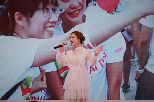 Ca sĩ Hà Nhi Idol trình diễn bài hát Chạy Vì Trái Tim tại buổi họp báo chiều ngày 7-11Có thể bạn quan tâm.