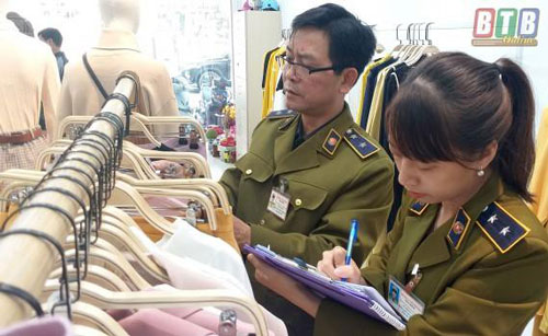 Tạm giữ hơn 400 sản phẩm may mặc nghi vi phạm nhãn hàng hóa