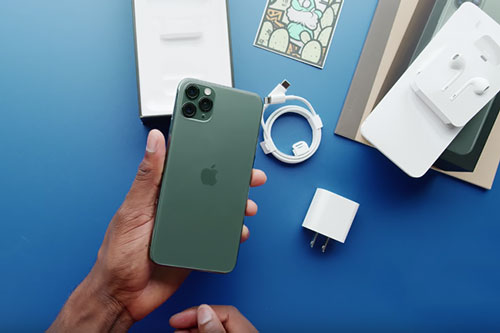 Mở hộp iPhone 11 Pro Max chuẩn bị lên kệ