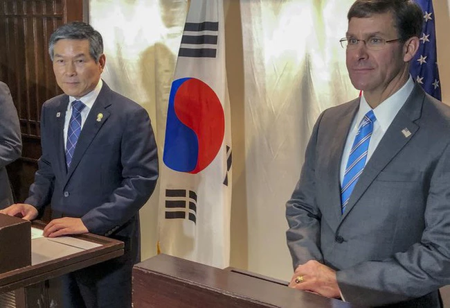 Bộ trưởng Quốc phòng Mỹ Mark Esper (phải) và Bộ trưởng Quốc phòng Hàn Quốc Jeong Kyeong-doo (trái) trong cuộc họp báo ở Bangkok hôm 17/11. Ảnh: AP