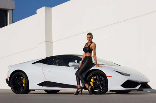 Chân dài nóng bỏng khoe dáng bên siêu xe Lamborghini Huracan 