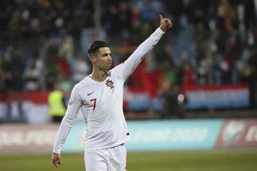 Bị trêu tức, Ronaldo khiến CĐV Luxembourg câm lặng