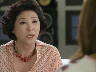 Khốn đốn vì mẹ chồng ráo riết đòi nợ, há miệng mắc quai biết làm sao