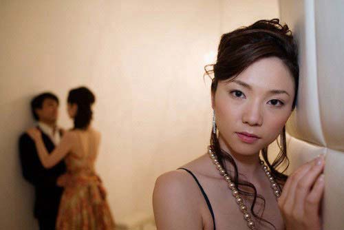 Choáng váng khi đêm tân hôn, chồng "động phòng" với gái lạ