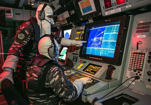 "Soi" trang bị chịu nhiệt giống "áo chống nắng" của thủy thủ trên tàu chiến