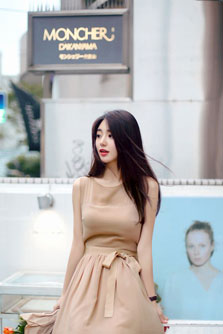 Những mẫu váy khoe vai thon cho nàng công sở