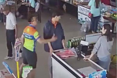 Giáng cấp bậc hàm, cho xuất ngũ đối với Thượng úy ném xúc xích, tát nhân viên bán hàng