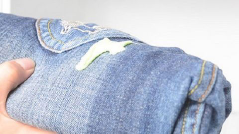 Mẹo tẩy bỏ bã kẹo cao su trên quần áo nhanh gọn