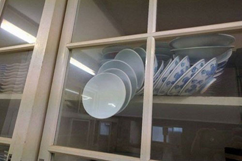 Làm thế nào để lấy đống bát an toàn ra khỏi tủ?