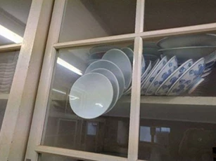 Làm thế nào để lấy đống bát an toàn ra khỏi tủ?