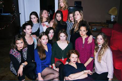 Kẻ lạ mặt ở đâu trong ảnh của các người đẹp này?