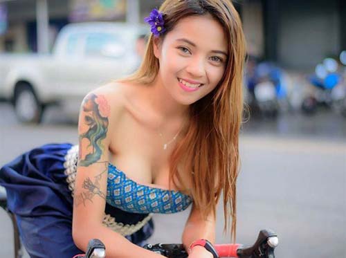 Nữ VĐV đua xe khiến ai cũng phải ngoái nhìn vì vòng 1 quá "khủng"