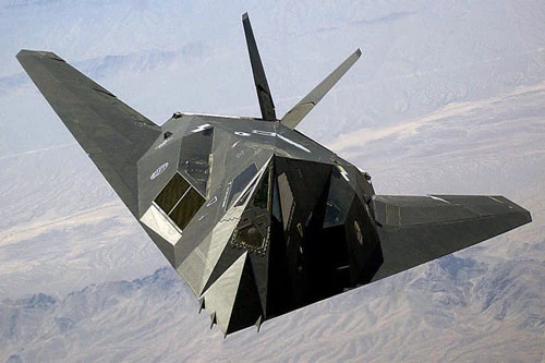 Không chỉ một mà có tới hai chiếc F-117 Nighthawk đã được phát hiện đang bay ở bãi huấn luyện Tonopah của Không quân Mỹ hồi tháng 10 vừa rồi. Nguồn ảnh: Pinterest.