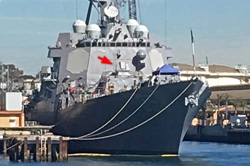 Vũ khí đặc biệt trên tàu USS Dewey được xác định là tổ hợp gây nhiễu quang học. Trong bức ảnh chuyên gia quân sự James Milliken chụp tàu USS Dewey tại một bến cảng ở San Diego gần đây cho thấy, hệ thống vũ khí mới của Dewey được bố trí tại nơi trước đây để trống trên tất cả chiến hạm lớp Arleigh Burke IIA.