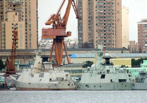 Tàu hộ vệ tên lửa Ma'anshan thuộc Type 054 (phía trước) bắt đầu trải qua quá trình nâng cấp