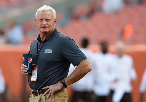 Hiện tại, Jimmy Haslam đang là ông chủ tỷ phú của đội bóng bầu dục Cleveland Browns. Chuỗi dừng nghỉ khổng lồ của Pilot Flying J đã được gia đình Haslam bán lại cho tập đoàn Berkshire Hathaway của Warren Buffett với giá 2,8 tỷ USD. Thương vụ này khiến gia đình Haslam gia nhập hàng ngũ những đại gia hưởng lợi từ chiến lược kinh doanh của tỷ phú Warren Buffett.  Tuy nhiên, Haslam vẫn là CEO của công ty, do đó gia đình Haslam vẫn giám sát các hoạt động thường ngày của Flying J. Hiện công ty đang có hơn 750 bãi đỗ mang tên Pilot Flying J tại 44 tiểu bang và 6 tỉnh của Canada. Theo báo cáo, trong năm 1996, công ty đã bán hơn 4 tỷ lít nhiên liệu, so với hiện nay trung bình là 2 tỷ lít mỗi năm và phục vụ 1,6 triệu khách mỗi ngày.  Gia đình Haslam đang sở hữu tổng khối tài sản có tổng trị giá hơn 6 tỷ USD, trong đó Cựu Thống đốc Bill Haslam nắm giữ 2,1 tỷ USD và Jimmy Haslam có 4 tỷ USD.