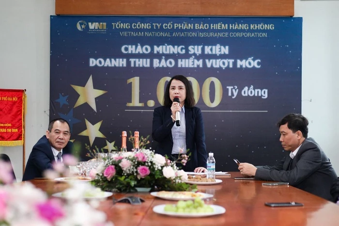 Bà Lê Thị Hà Thanh, Chủ tịch HĐQT phát biểu chúc mừng sự kiện VNI đạt doanh thu bảo hiểm vượt mốc 1.000 tỷ