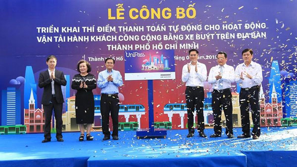 TP.HCM: Xe buýt thí điểm thanh toán tự động