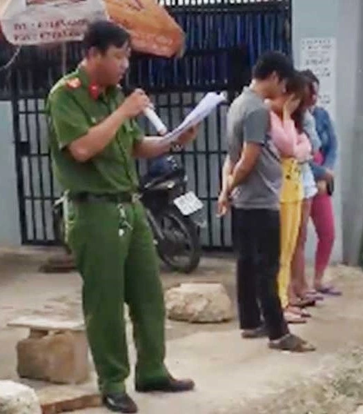Ông Phạm Quốc Hưng hiện đang bị CA Phú Quốc kỷ luật vì tổ chức bêu mặt người mua bán dâm trên phố vào đầu năm 2018.