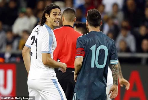 Messi và Cavani đã xảy ra một cuộc tranh cãi gay gắt. Ảnh: Getty Images.