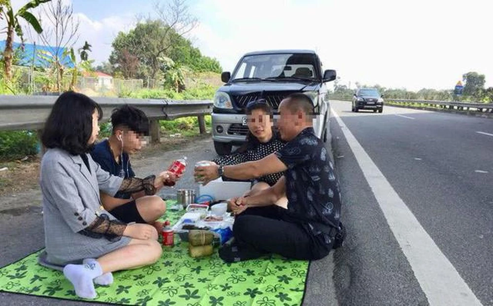Bày tiệc ăn tại dừng làn khẩn cấp cao tốc Hà Nội- Lào Cai, liều đến thế là cùng