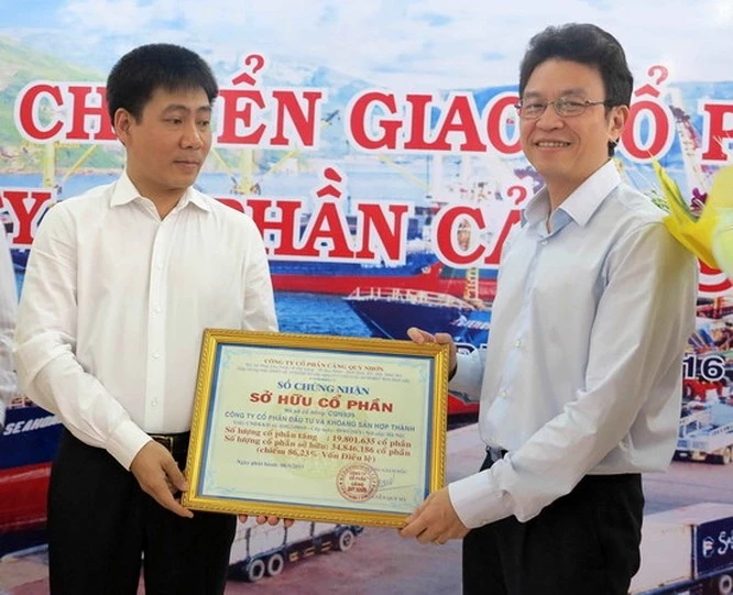 Ông Lê Anh Sơn- Chủ tịch HĐTV Vinalines (trái) trao Chứng nhận sở hữu CP Cảng Quy Nhơn cho ông Lê Hồng Thái, đại diện Cty CP Hợp Thành