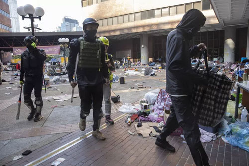 Giằng co giữa người biểu tình và cảnh sát tiếp diễn tại Đại học Hong Kong