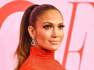 “Hustlers” đại thành công, Jennifer Lopez vẫn không được trả thù lao