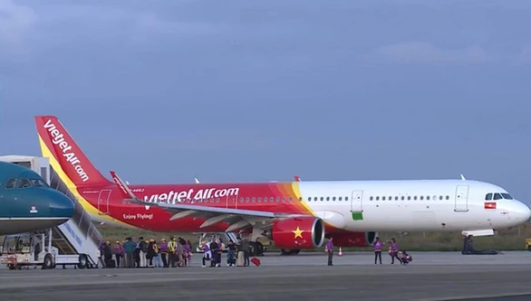 Máy bay Vietjet hạ cánh bay hai bánh trước